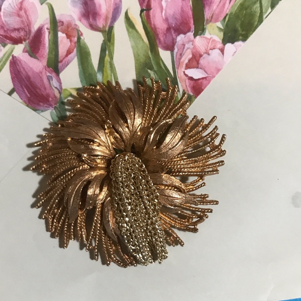 Gorgeous HAR signed Brooch Flower fringe Gold toned